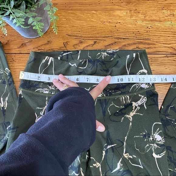 HIGH-WAISTED Olive Printed PowerHold Legging Med. - Picture 6 of 6